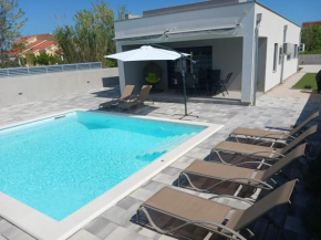 Kuća za odmor Sara with heated pool